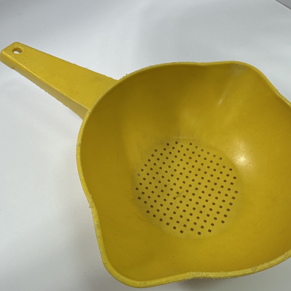 Tupperware Vintage Colander Yellow 1 Quart Strainer with Handle #1200